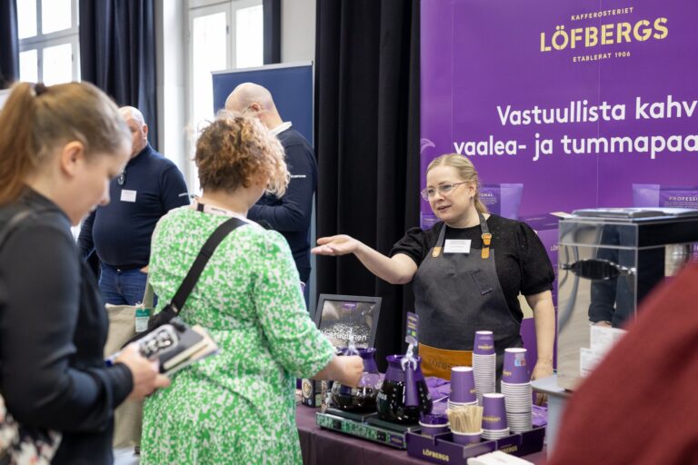 Keittiöosaajat-ry-12_näyttelypusteellä